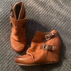 OTBT size 8.5 brown leather fur lined wedge booties